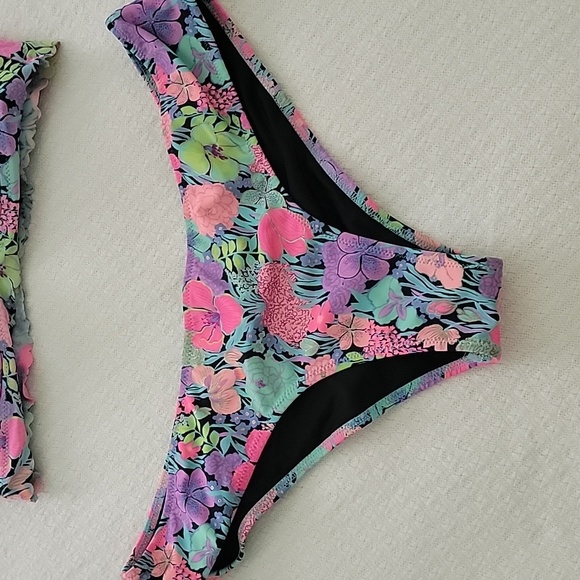 Bikini - Picture 3 of 7